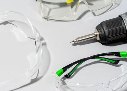 Choosing the Right Eye Protection: Safety Glasses or Splash Goggles?