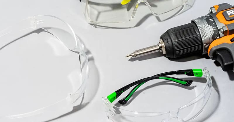 Choosing the Right Eye Protection: Safety Glasses or Splash Goggles?